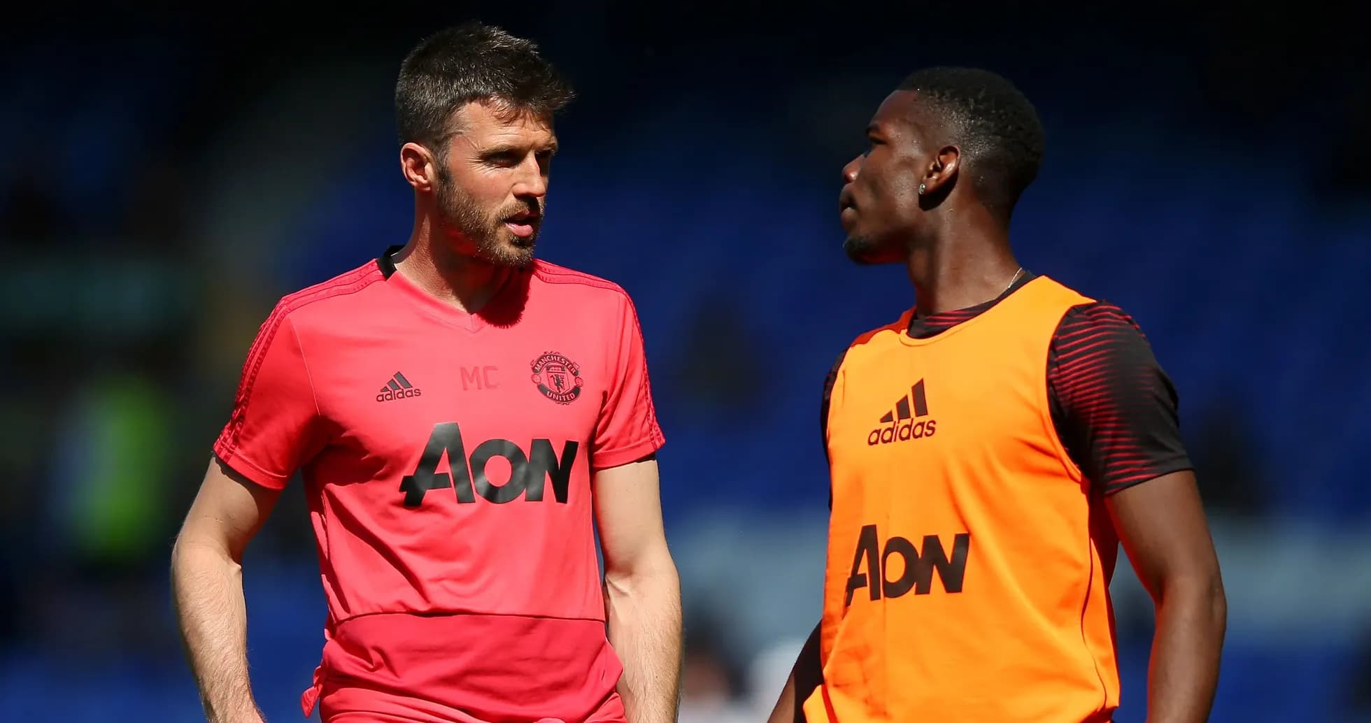 Jugadores de Manchester United conversando en el campo