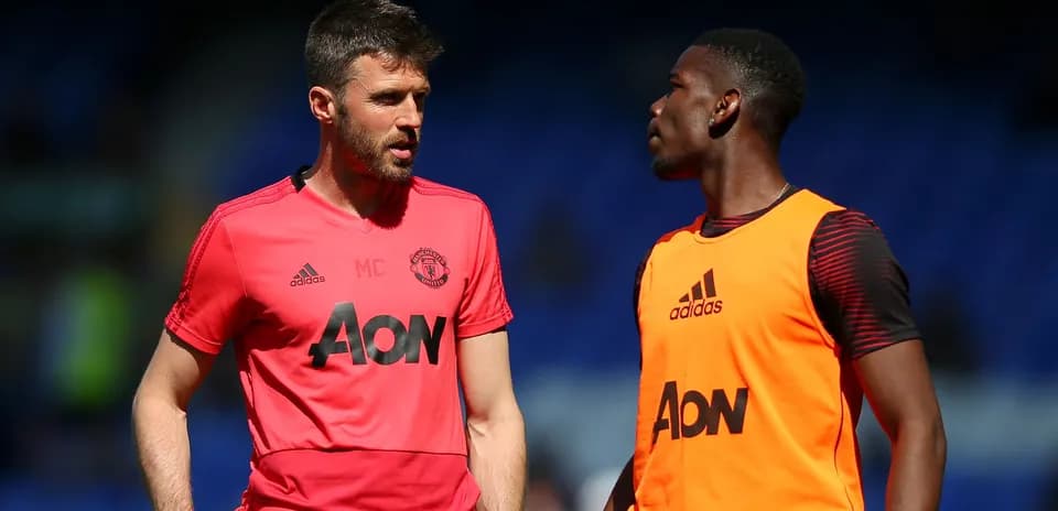 Jugadores de Manchester United conversando en el campo