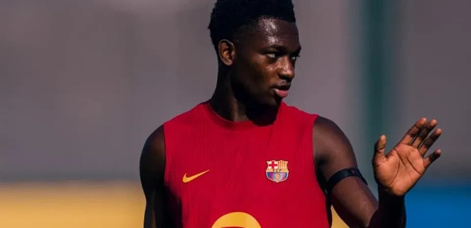 Jugador de Barcelona entrenando en camiseta roja