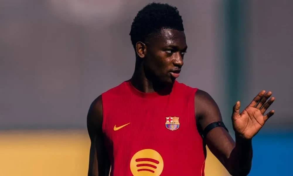 Jugador de Barcelona entrenando en camiseta roja