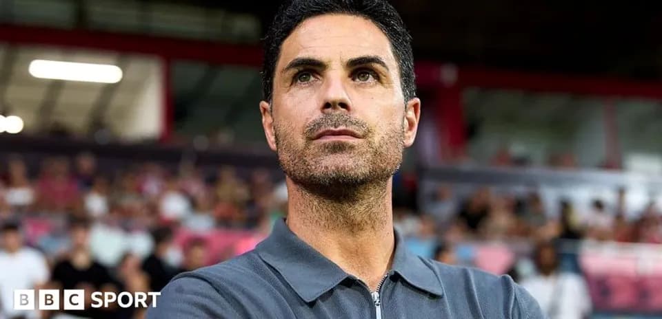 Entrenador observando el partido desde la línea de banda