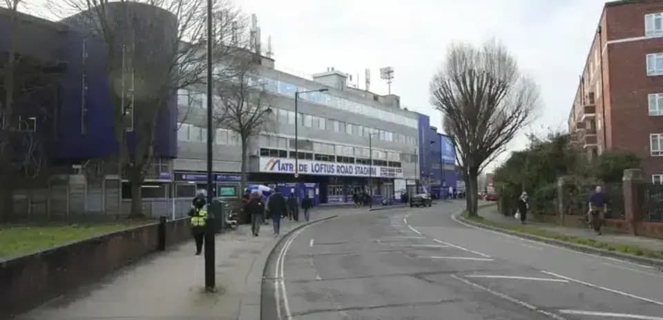 Fachada del estadio Loftus Road con aficionados