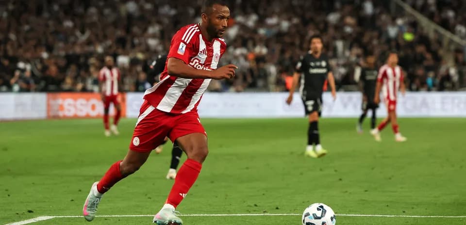 Jugador de Olympiakos corriendo tras el balón en el campo