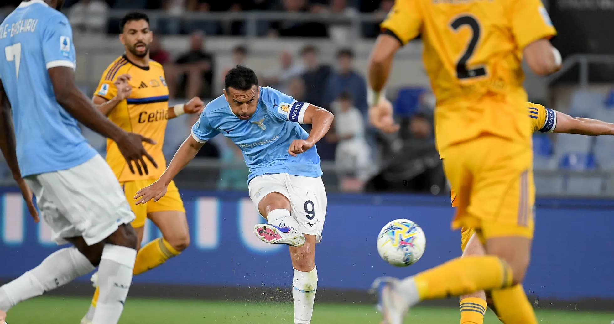 Lazio ejecutando un tiro a puerta en el partido