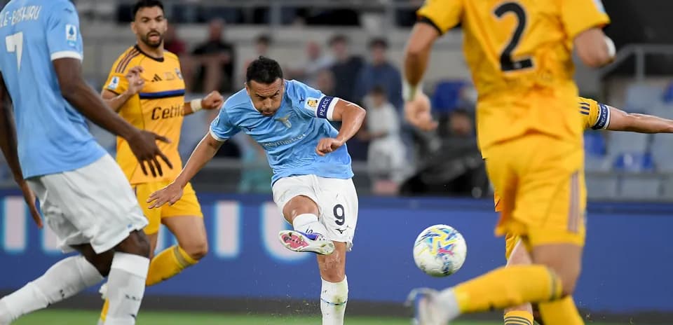Lazio ejecutando un tiro a puerta en el partido