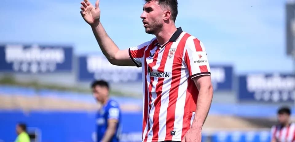 Jugador del Athletic Club señalando durante el partido