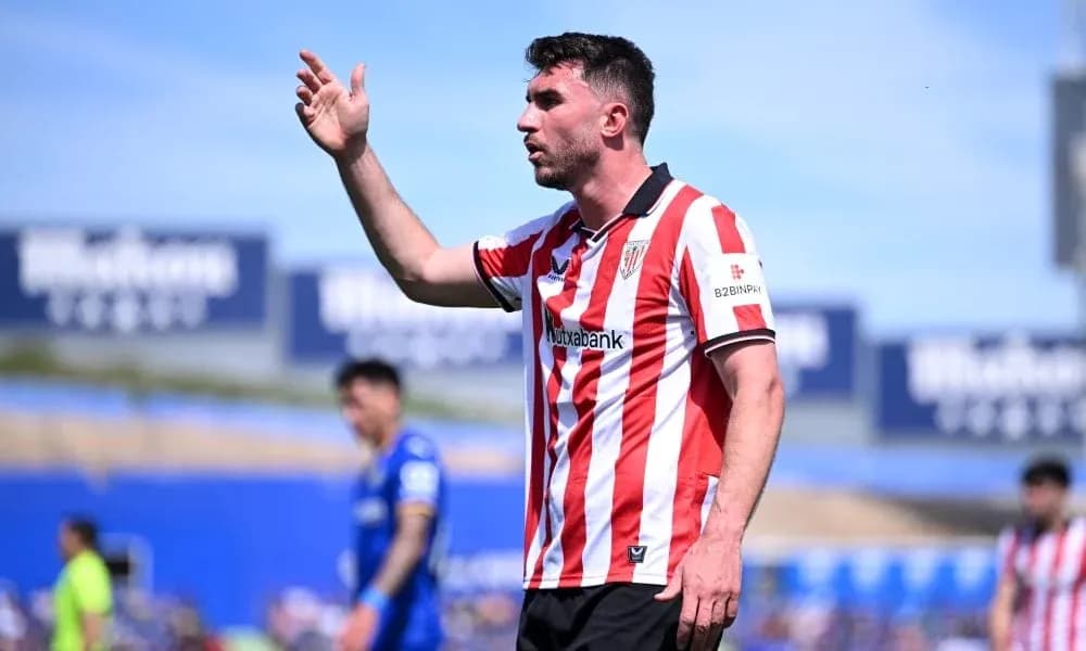 Jugador del Athletic Club señalando durante el partido
