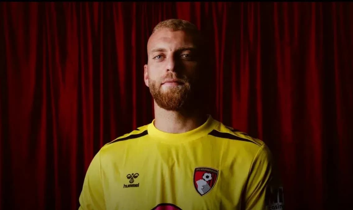 Portero de AFC Bournemouth posando con uniforme amarillo