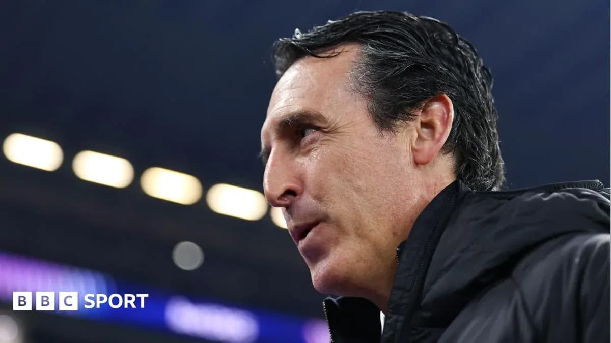 Entrenador hablando durante el partido en el estadio