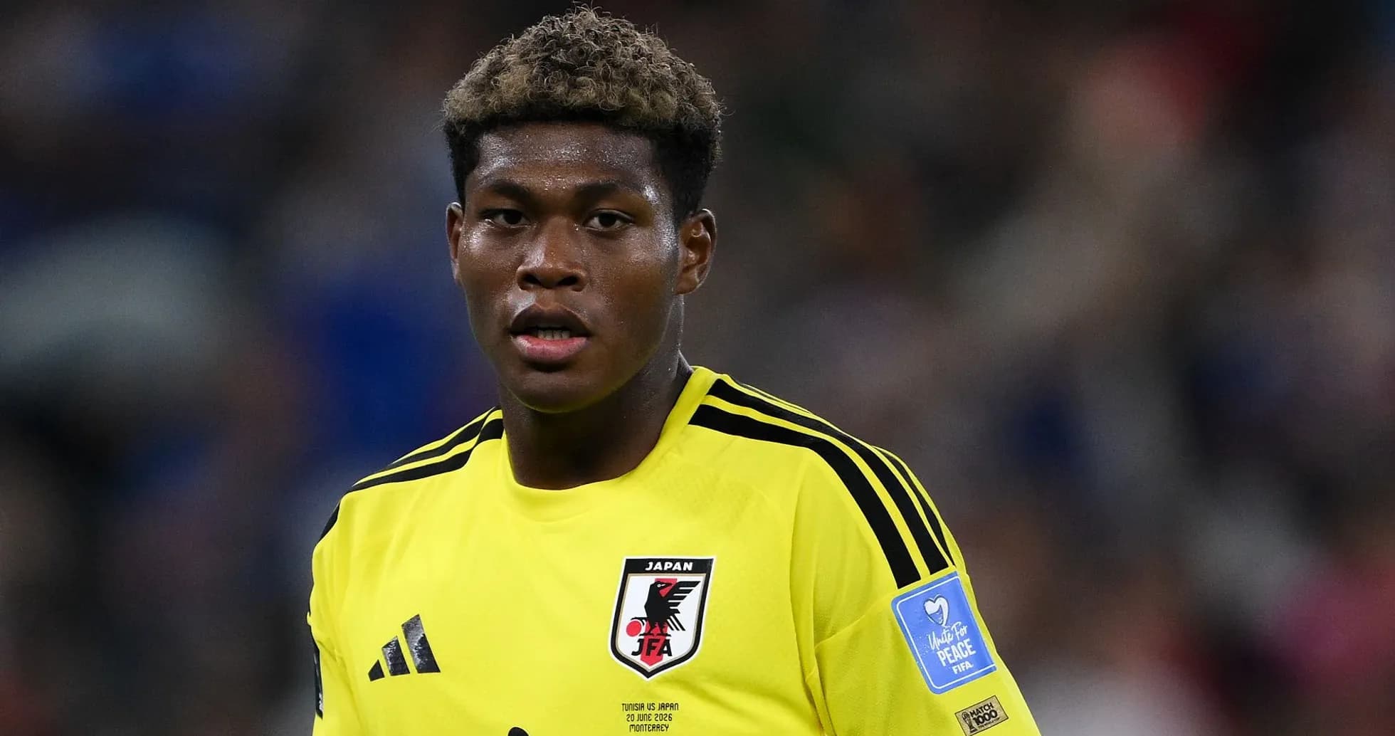 Jugador de Japón con camiseta amarilla en el campo