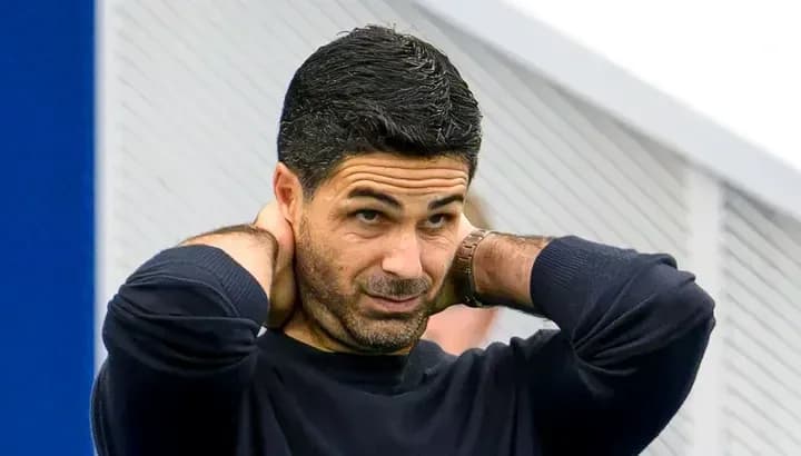 Entrenador ajustando su sudadera durante entrenamiento