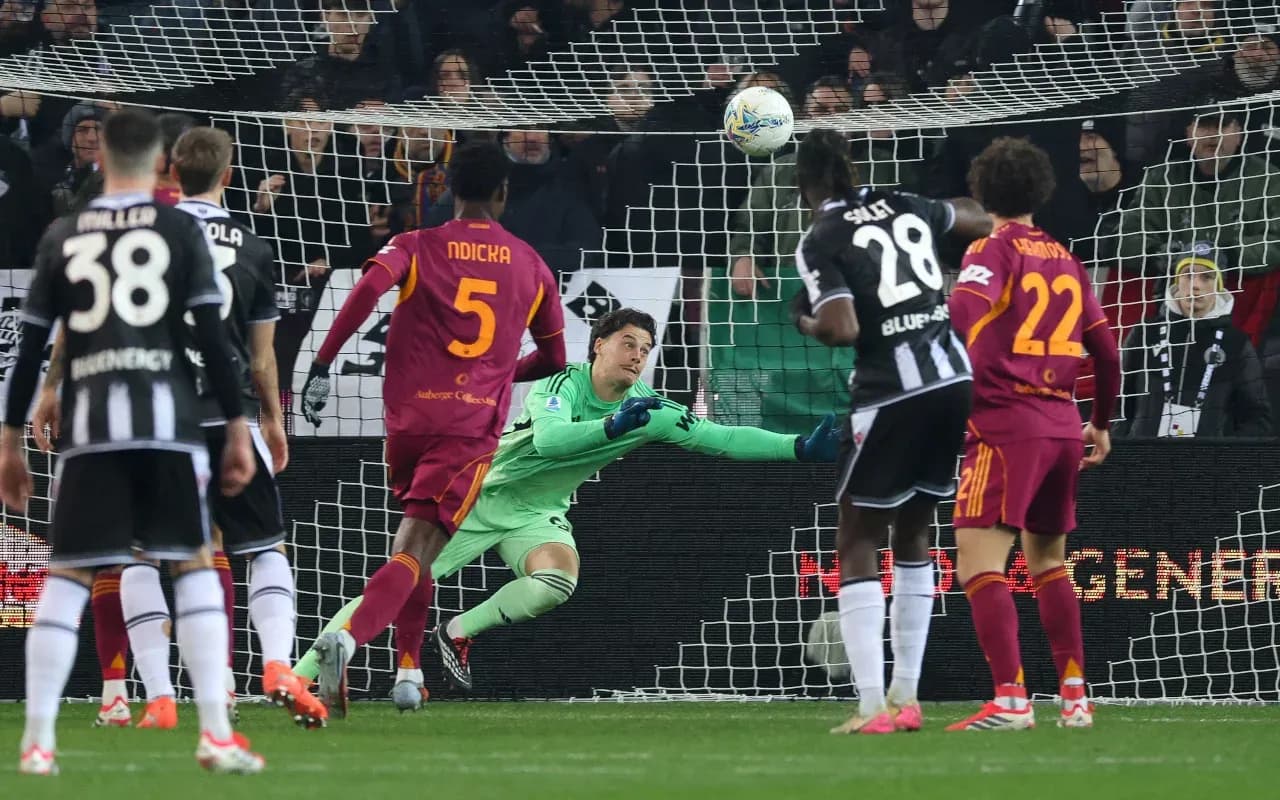 Jugador de AS Roma intentando detener un gol
