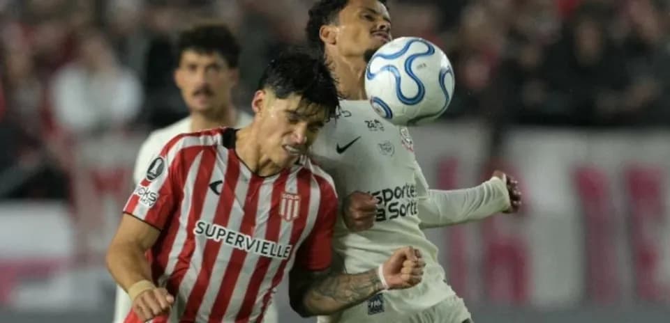 Jugador de Estudiantes y Corinthians luchando por el balón