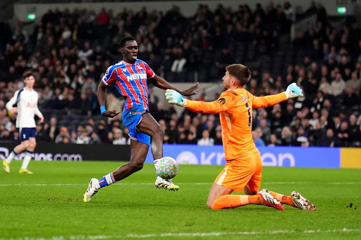 Jugador de Crystal Palace frente al portero