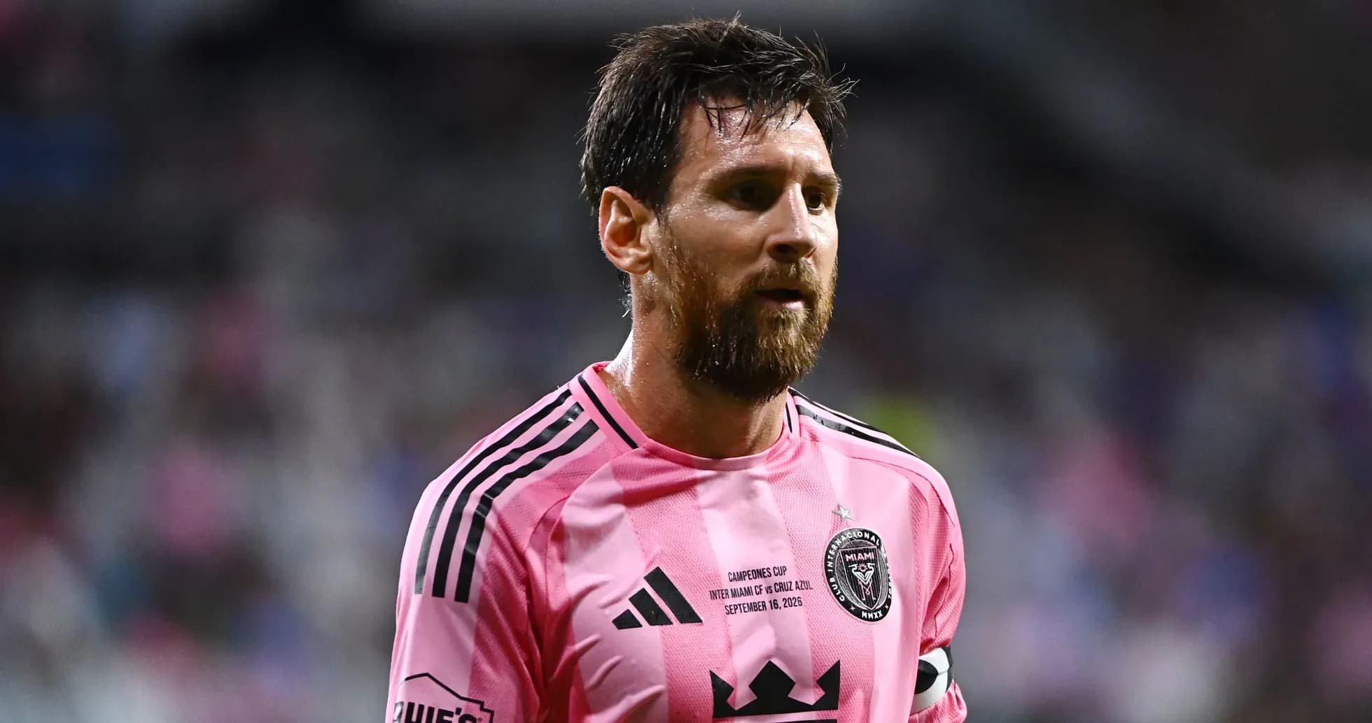 Lionel Messi en uniforme rosa durante un partido