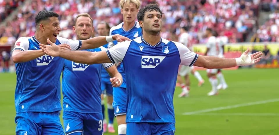 Jugadores de Hoffenheim celebrando un gol en el campo
