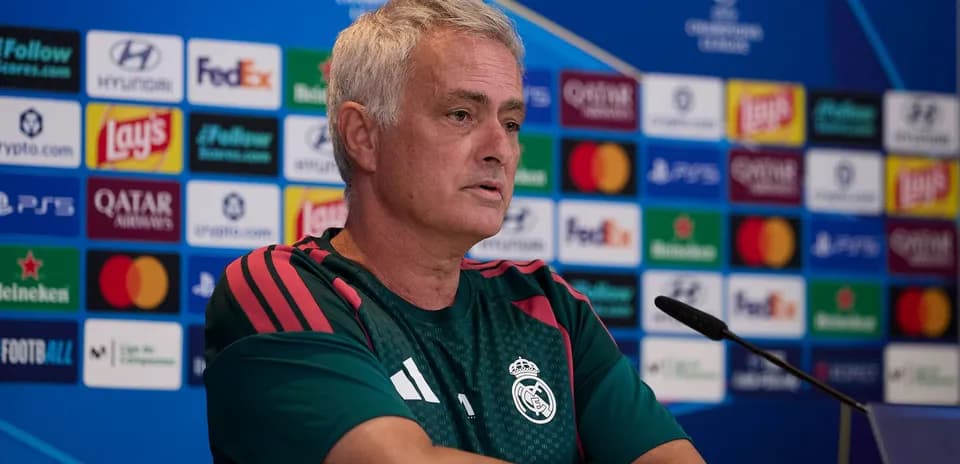Entrenador en conferencia de prensa previa a partido