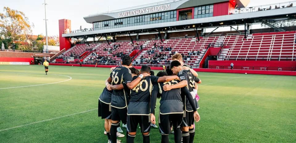Equipo de Los Angeles FC II en huddle