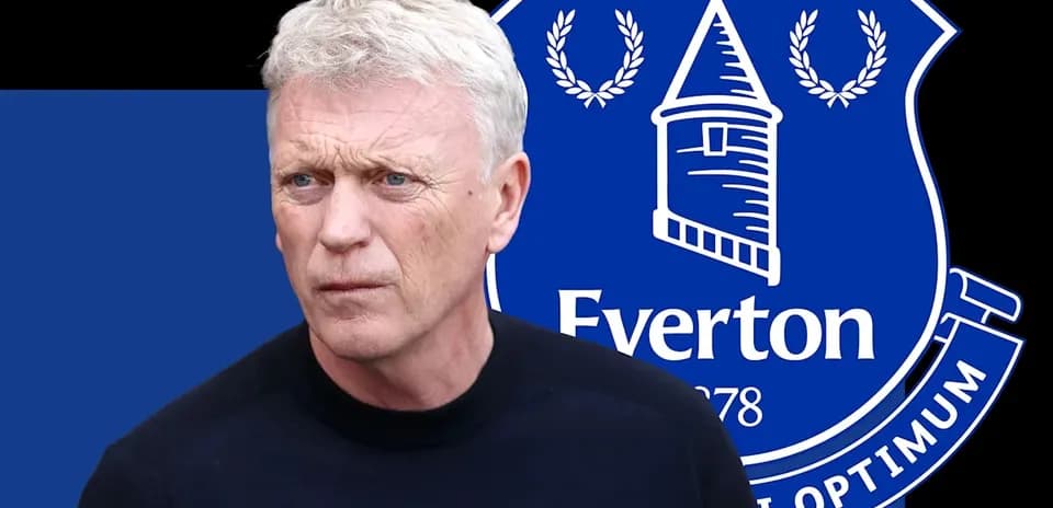 Entrenador posando frente al escudo de Everton