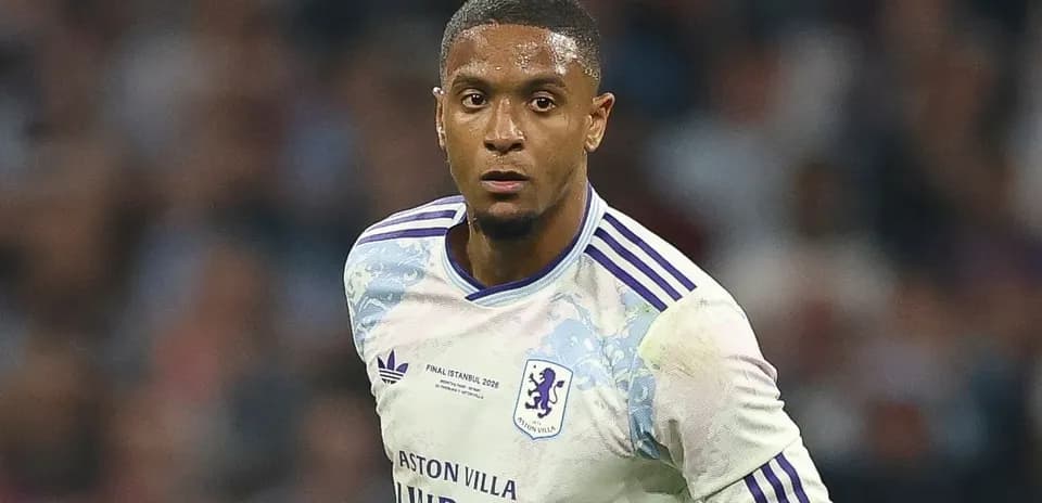 Jugador de Aston Villa en acción durante partido