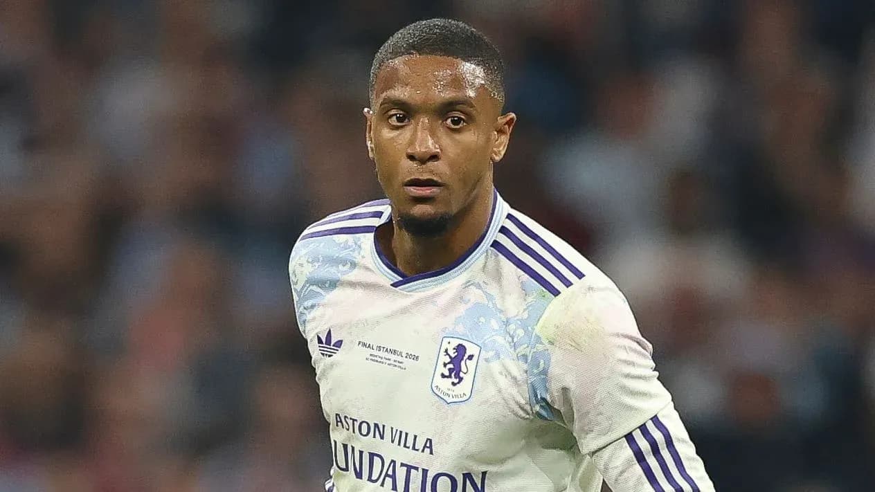 Jugador de Aston Villa en acción durante partido