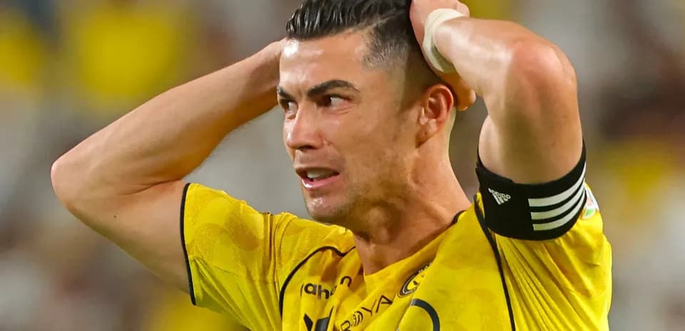 Jugador con camiseta amarilla sujetándose la cabeza