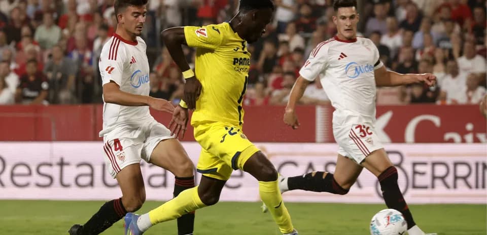Jugador de Villarreal superando a defensores de Sevilla