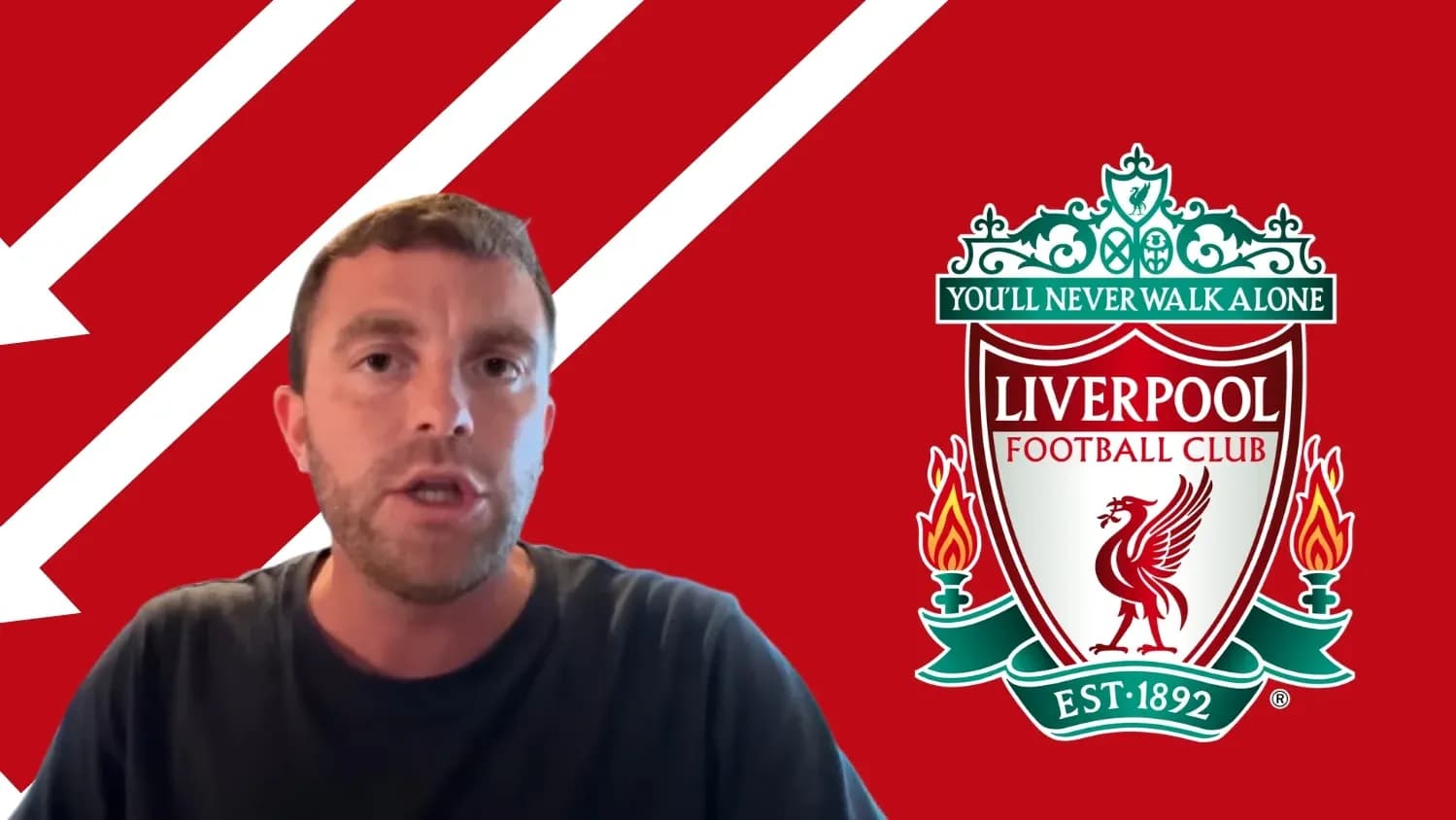 Hombre hablando frente al escudo de Liverpool FC