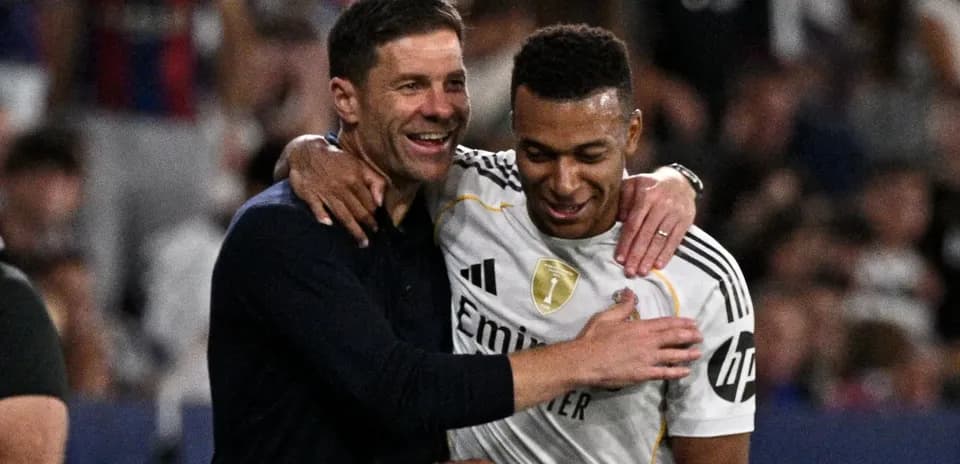 Entrenador y jugador celebrando tras partido