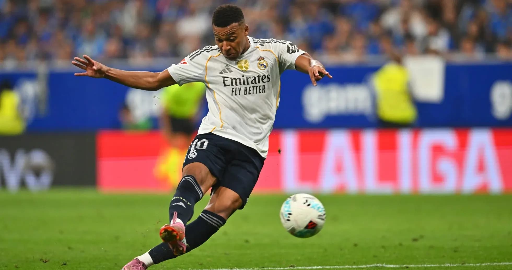 Jugador de Real Madrid chutando el balón