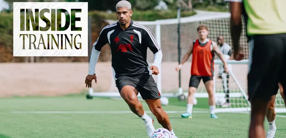 Jugador entrenando con balón en sesión de práctica