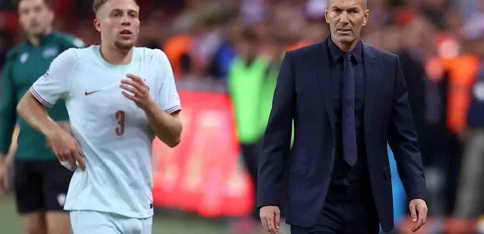 Jugador y entrenador caminando durante el partido
