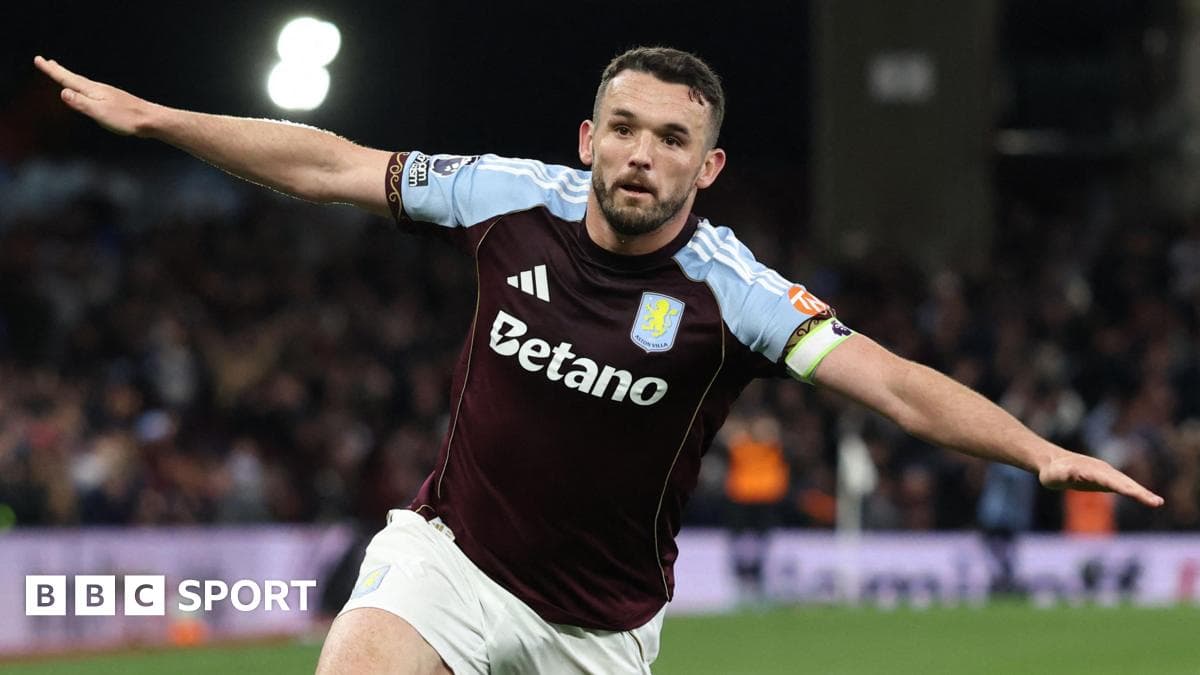 Jugador de Aston Villa celebrando un gol en el partido