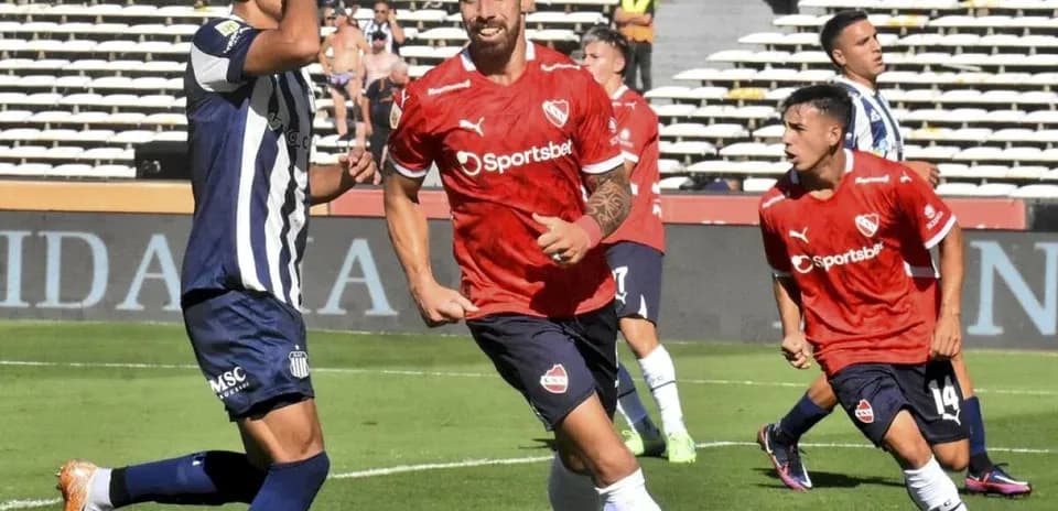 Jugadores de Talleres e Independiente durante el partido