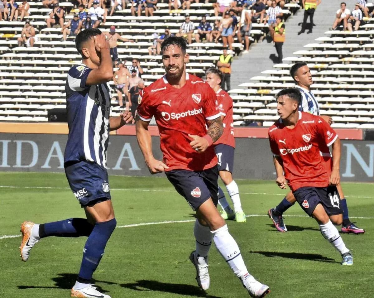 Jugadores de Talleres e Independiente durante el partido