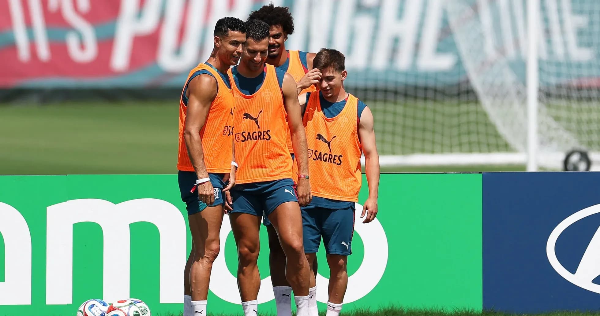 Jugadores en entrenamiento con camisetas naranjas