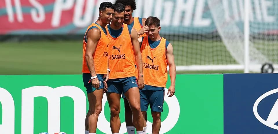Jugadores en entrenamiento con camisetas naranjas