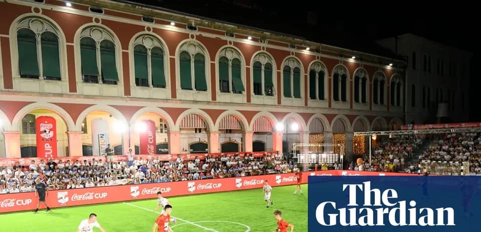 Partido de fútbol en el Coca-Cola Cup nocturno