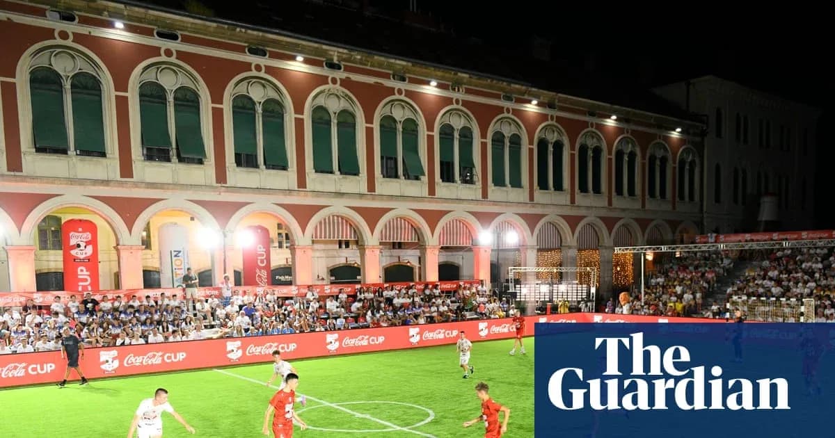 Partido de fútbol en el Coca-Cola Cup nocturno