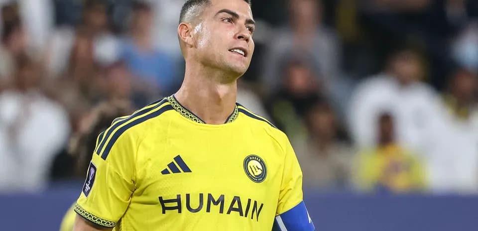Jugador con camiseta amarilla durante un partido