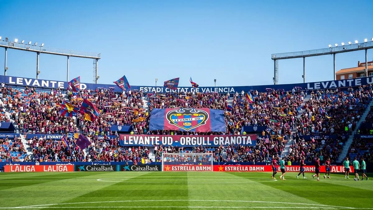 Aficionados de Levante en el estadio