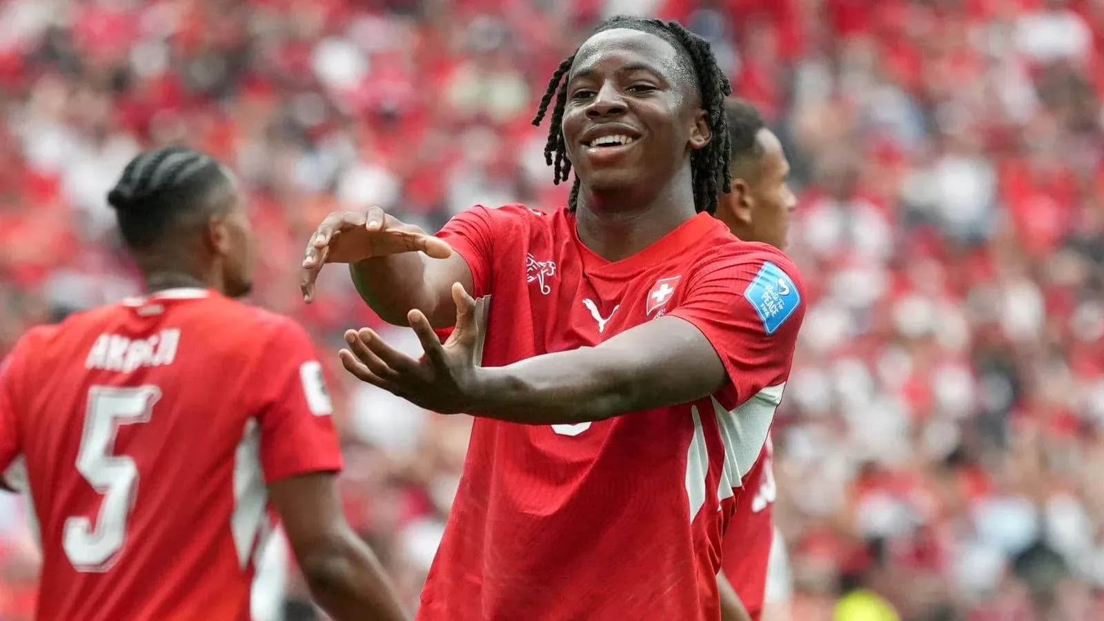 Jugador suizo celebrando un gol en el estadio