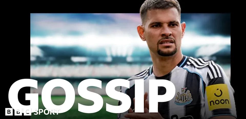 Jugador de Newcastle con camiseta y brazalete en campo
