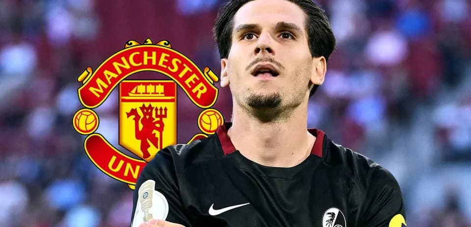 Jugador con camiseta de Freiburg frente al logo de Manchester United