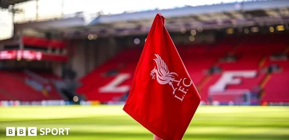 Bandera de esquina roja en Anfield, estadio de Liverpool
