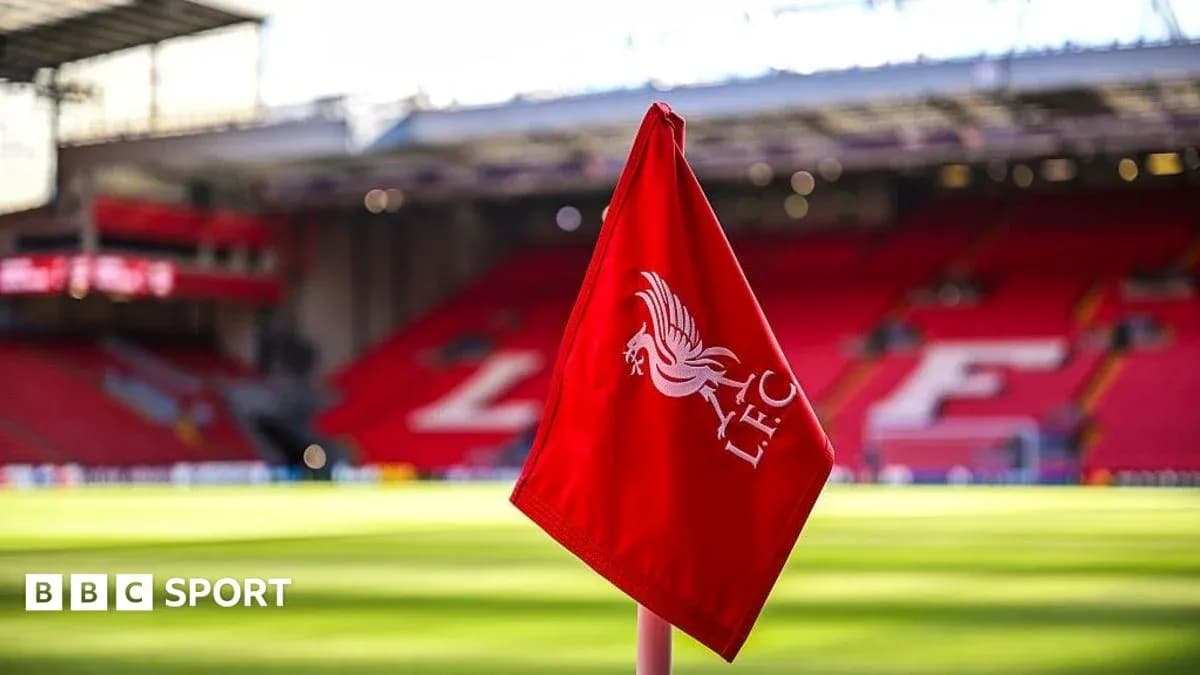 Bandera de esquina roja en Anfield, estadio de Liverpool