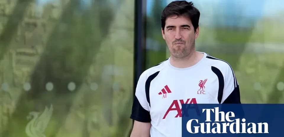 Entrenador de Liverpool caminando hacia la instalación