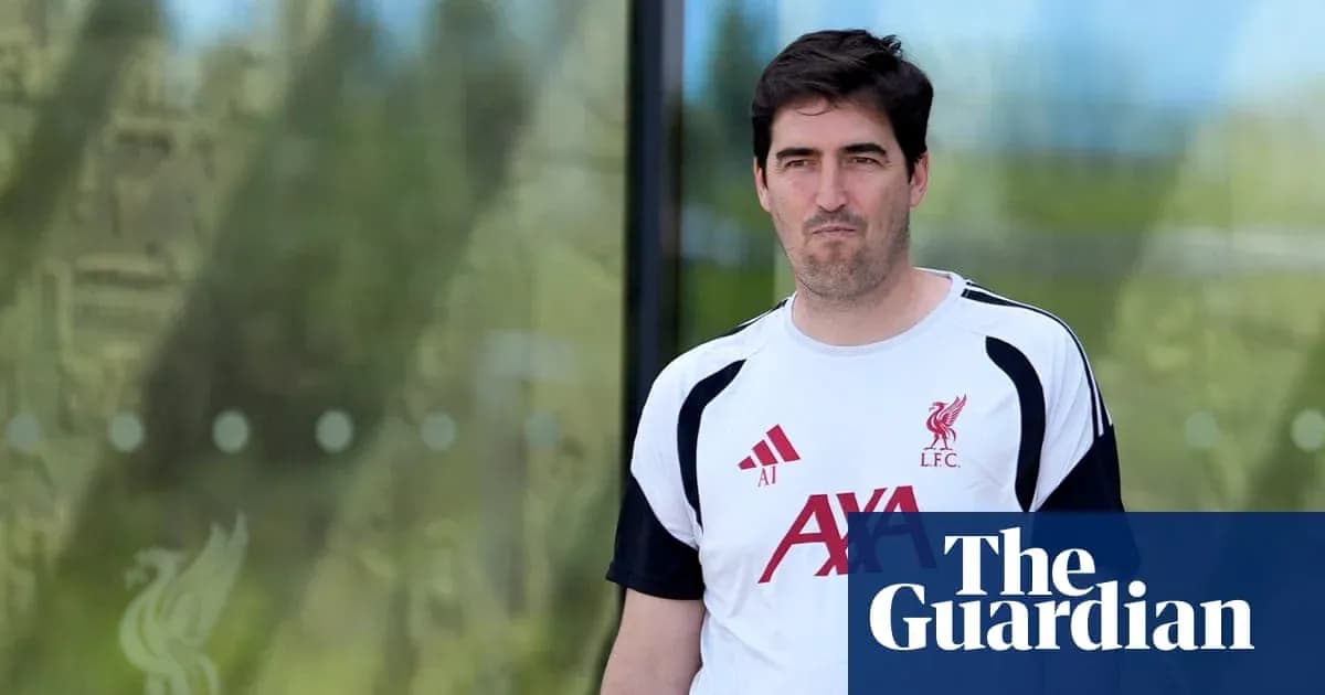 Entrenador de Liverpool caminando hacia la instalación
