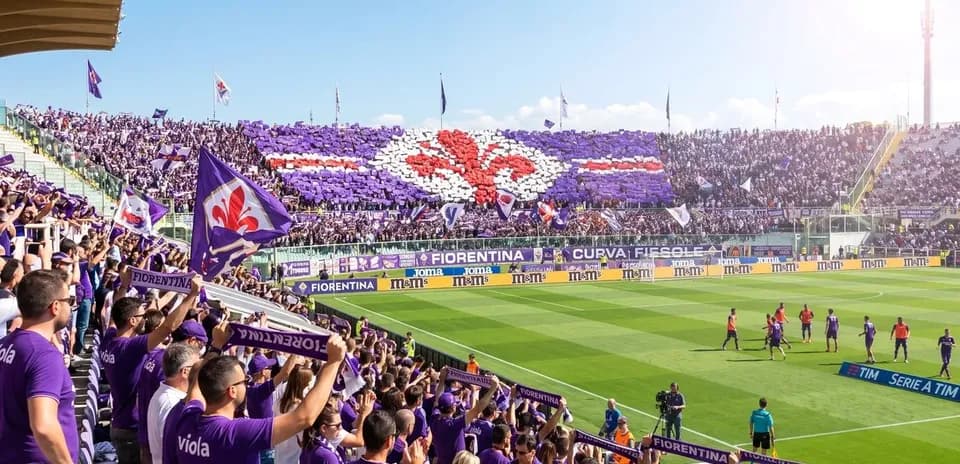 Aficionados de Fiorentina animando en el estadio