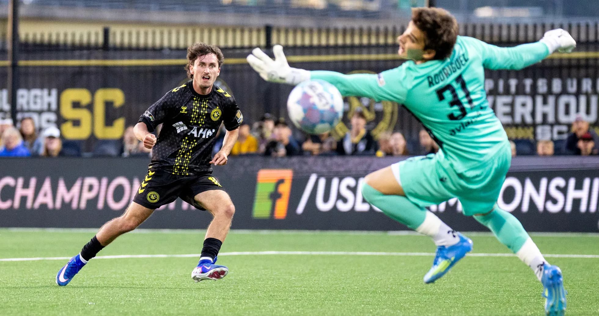 Jugador de Pittsburgh Riverhounds disparando a puerta